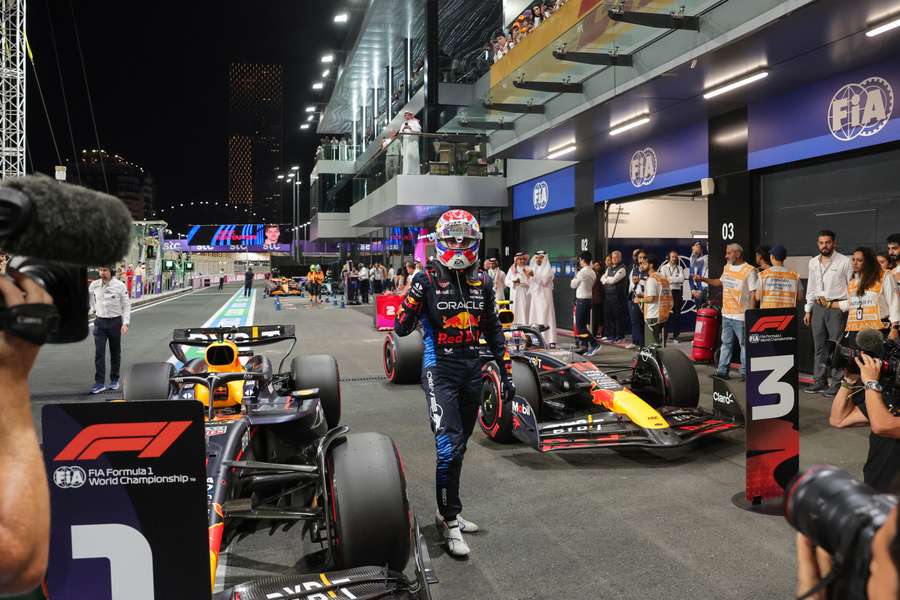 Max Verstappen reageert op zijn pole position in de Grand Prix van Saudi-Arabië