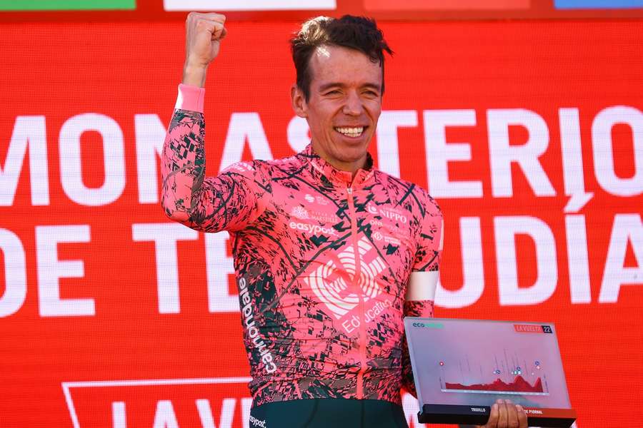 Rigoberto Urán viert zijn overwinning in de 17e etappe van de Vuelta op 7 september 2022