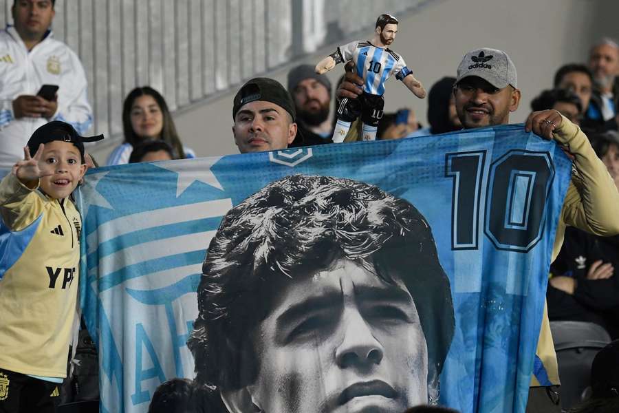 Fans gedenken Diego Maradona.