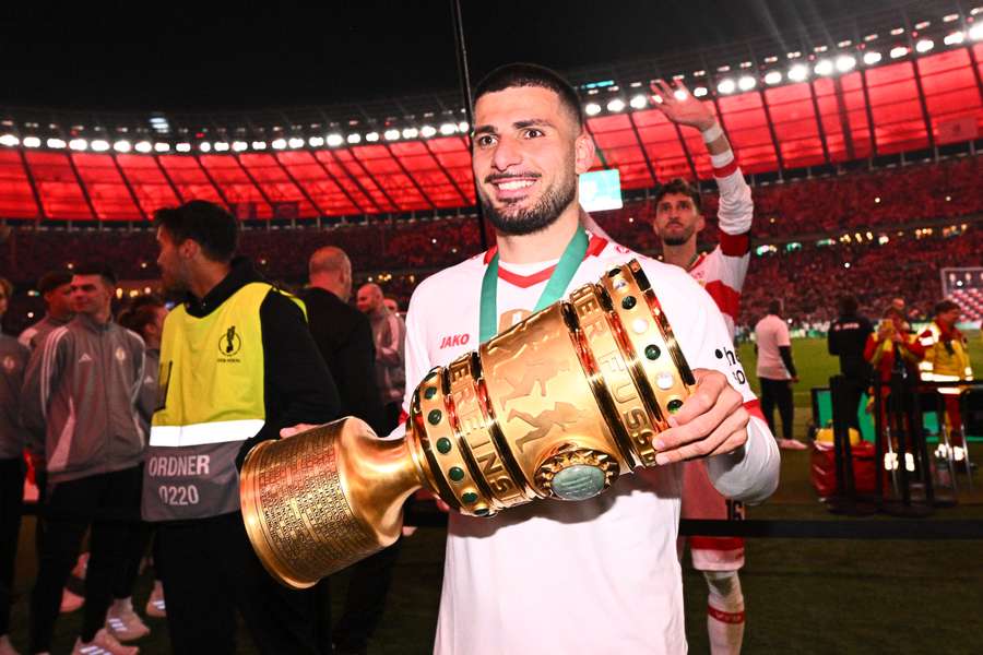 Deniz Undav mit dem DFB-Pokal.