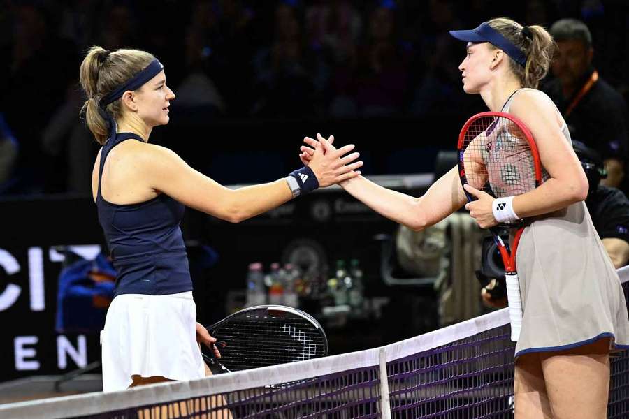 Karolína Muchová gratuluje k výhře Jeleně Rybakinové.