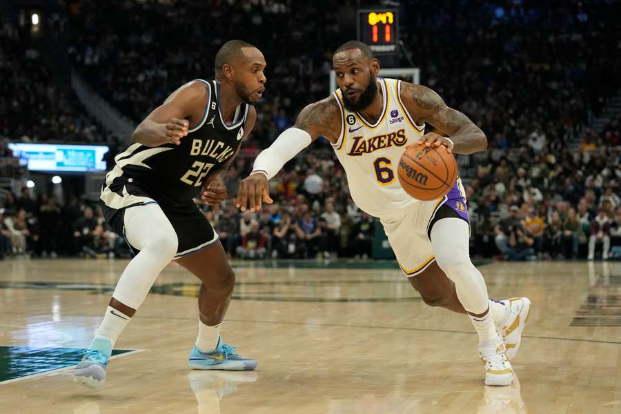 NBA: sconfitte per Boston e Phoenix, LeBron James aggiorna le statistiche