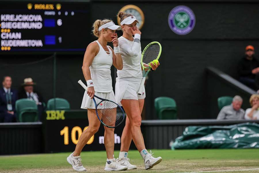 Laura Siegemund en Barbora Krejcikova op Wimbledon 2024.