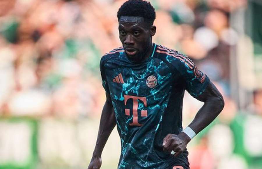 Alphonso Davies se zatím soustředí na práci v Bayernu Mnichov