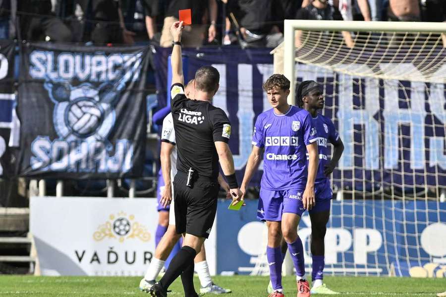 Bužek dostal v utkání se Slováckem červenou kartu.
