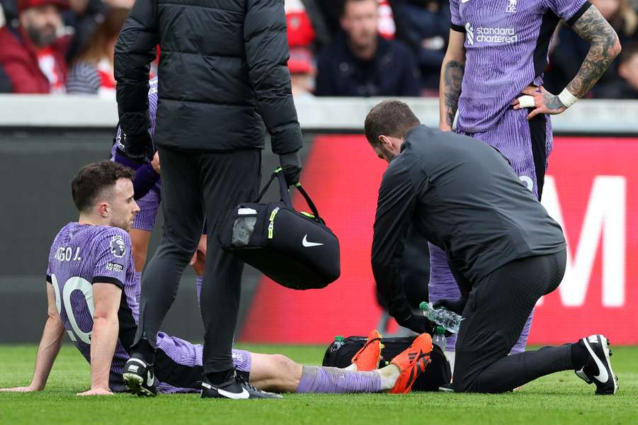 Jota se zranil v závěru prvního poločasu zápasu v Brentfordu.