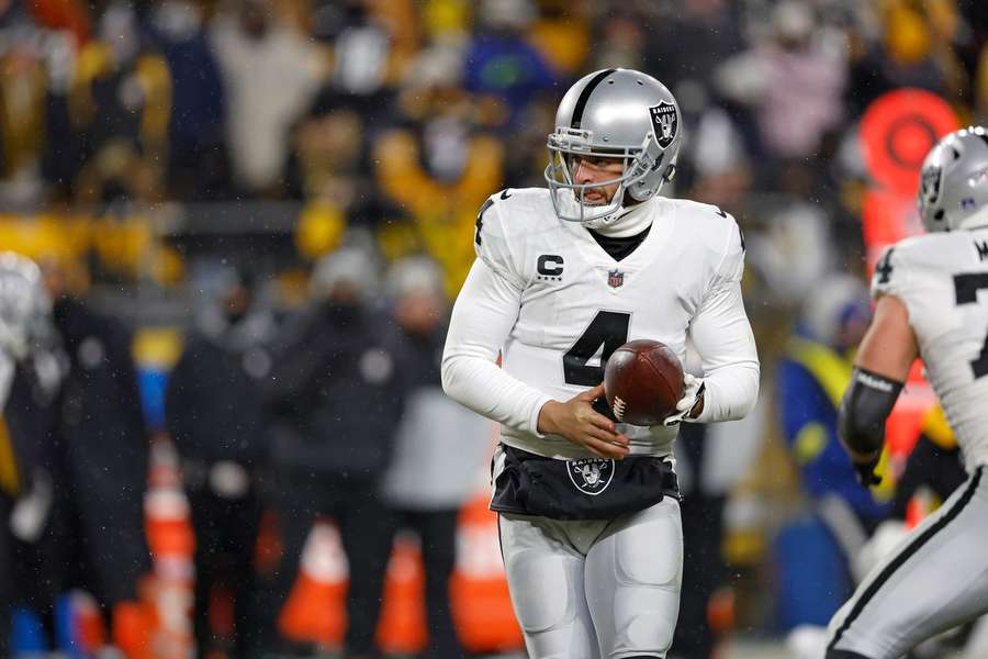 Report: Raiders QB Derek Carr not permitted to seek trade