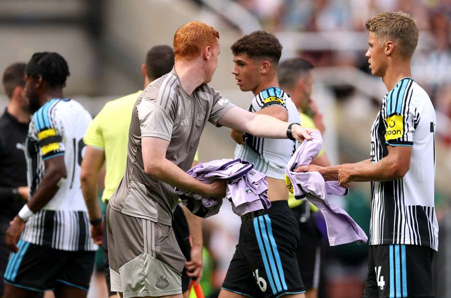 Newcastle si musel v prvom polčase zmeniť dresy. Newcastle si musel v prvom polčase zmeniť dresy.