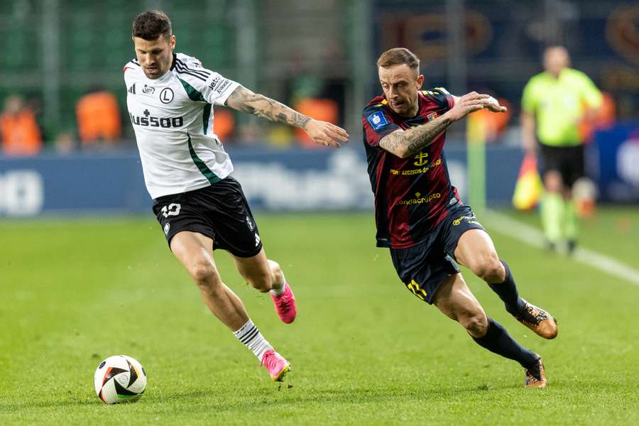 Paweł Wszołek i Kamil Grosicki podczas meczu PKO BP Ekstraklasy Legia Warszawa – Pogoń Szczecin w Warszawie, Polska, 28 marca 2025 r. 