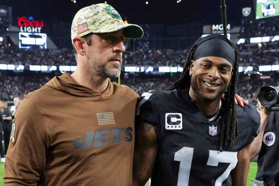 Aaron Rodgers (L) en Davante Adams voorafgaand het duel tussen de Jets en Raiders in november 2023.