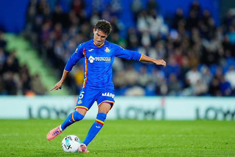 Milla golpea el balón