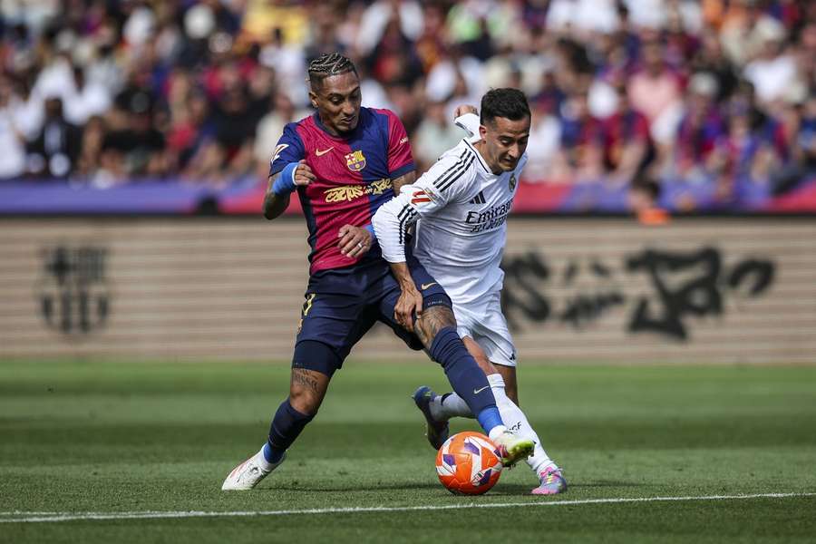 Lucas Vazquez, în duel cu Raphinha, în cel mai recent El Clasico adjudecat de Barcelona cu 4-3