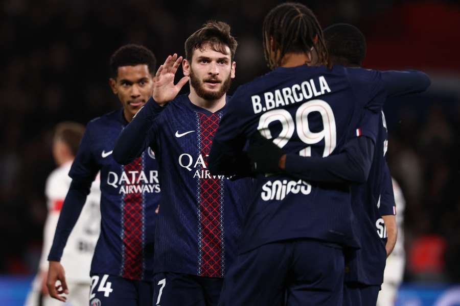 Avec un doublé de Kvaratskhelia, Paris écrase Rennes et revient à un point de Lens