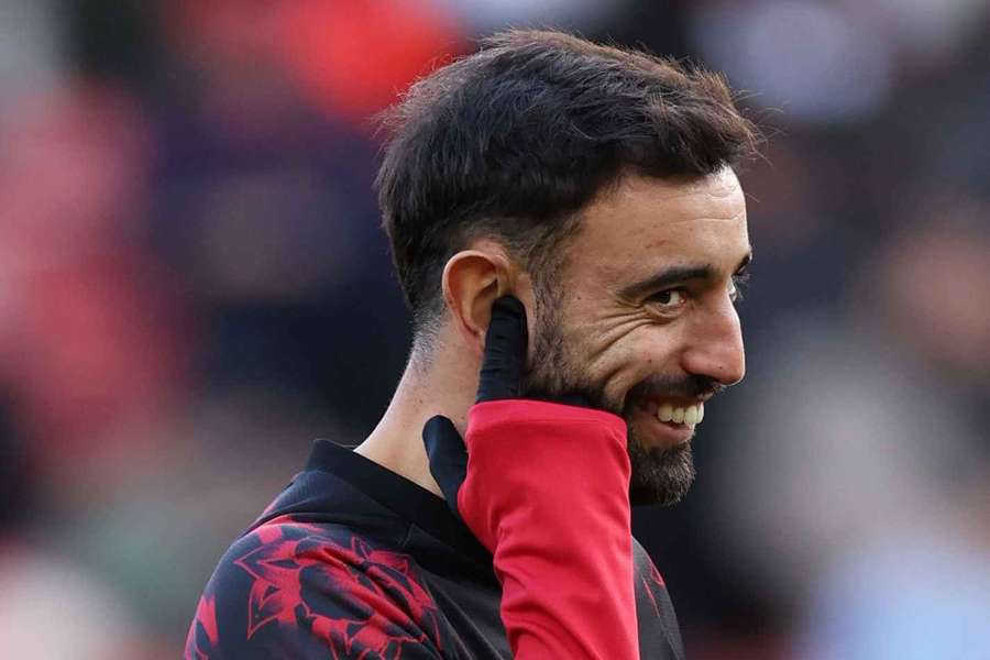 Carragher Man Utd players "don't actually like playing with Fernandes" after being dropped Carragher Man Utd players "don't actually like playing with Fernandes" after being dropped