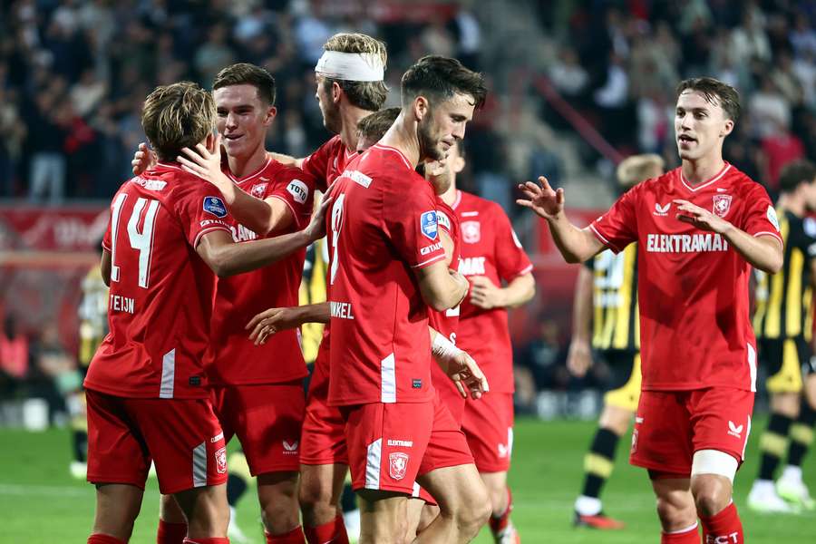 FC Twente viert de 1-0 van Sem Steijn