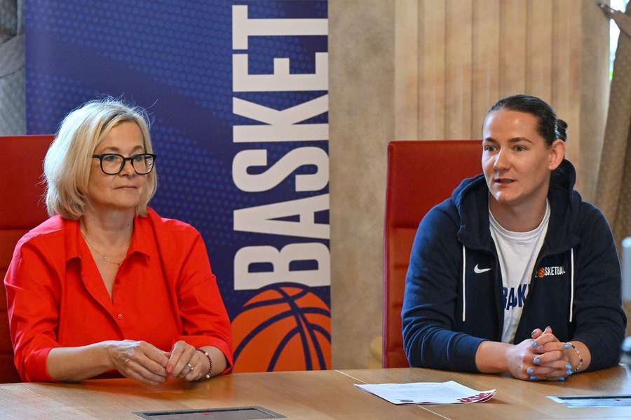 Trenérka Romana Ptáčková a kapitánka Tereza Vyoralová na tiskové konferenci.