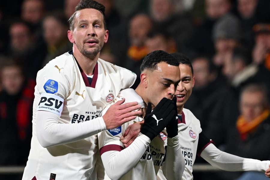 Dest viert zijn goal met De Jong en Mauro Junior