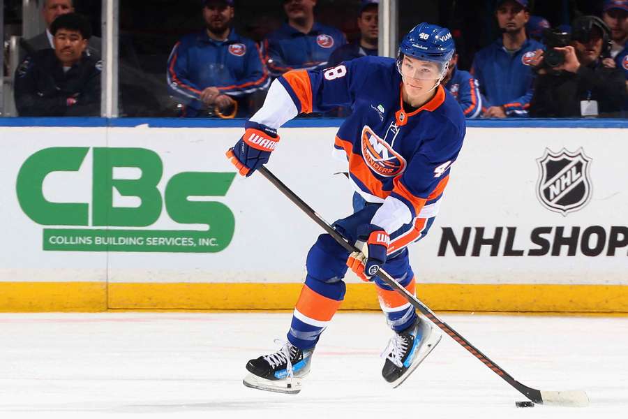 Islanders Matthew Schaefer shoots puck against Columbus Blue Jackets (2025)