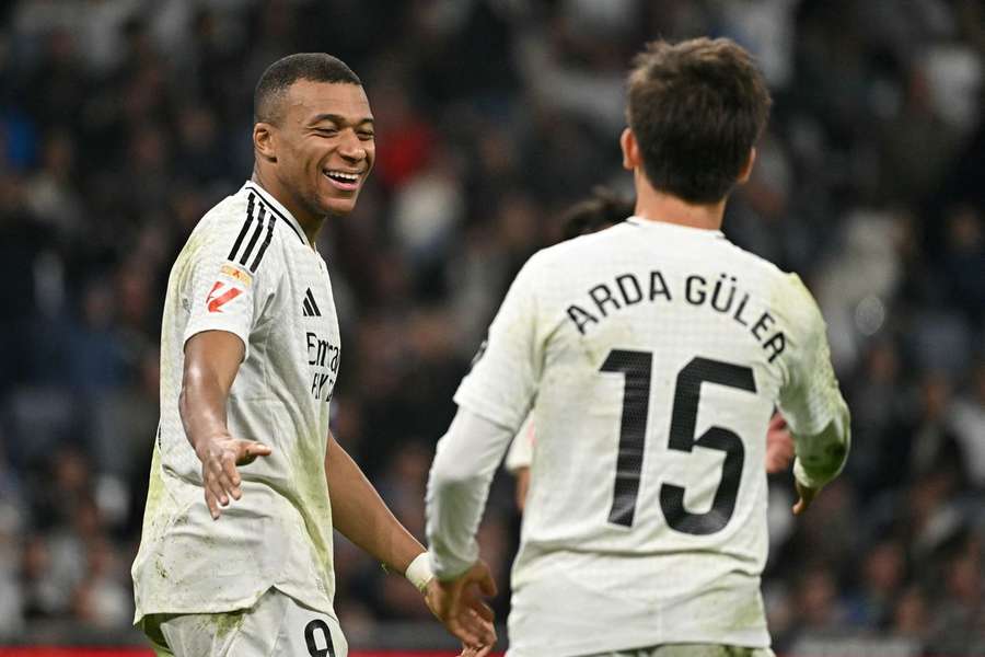 Mbappé cumprimenta Arda Guler