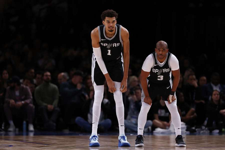Chris Paul con Victor Wembanyama, el mejor jugador de la NBA.