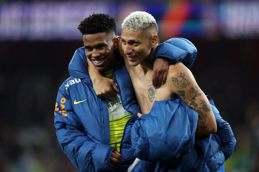 Estêvão é abraçado por Richarlison após a vitória do Brasil sobre o Senegal Estêvão é abraçado por Richarlison após a vitória do Brasil sobre o Senegal
