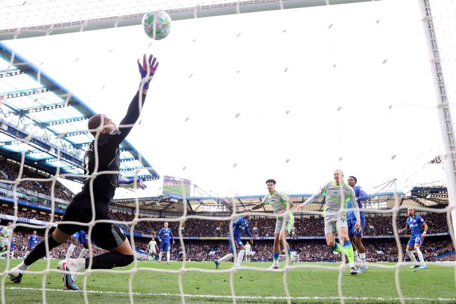 Manchester City o spulberă pe Chelsea și se apropie de liderul Arsenal