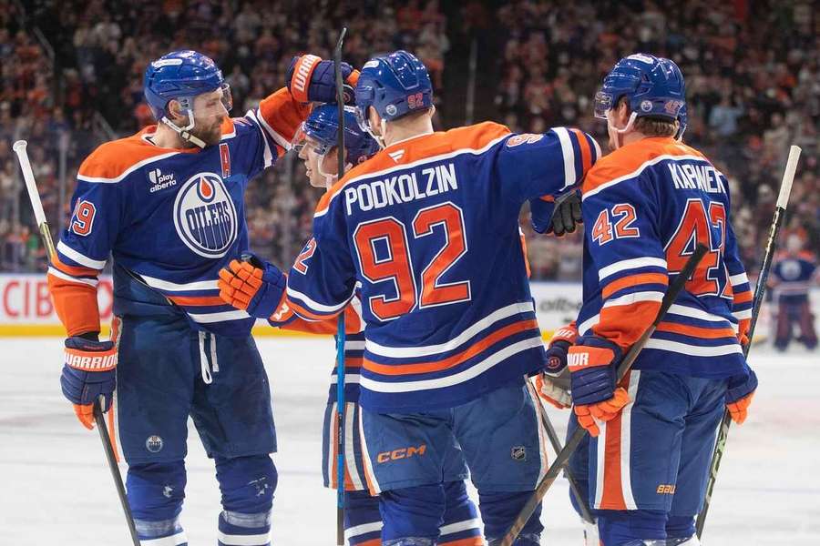 Leon Draisaitl (l.) zeigte gegen Anaheim die nächste Glanzleistung