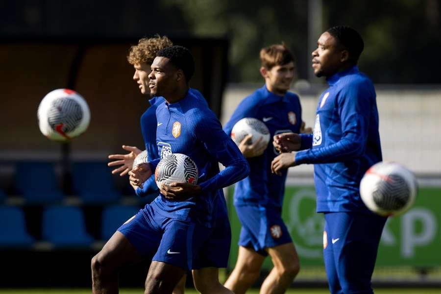 Dumfries tijdens de trainingssessie van het Nederlands Elftal op 10 oktober