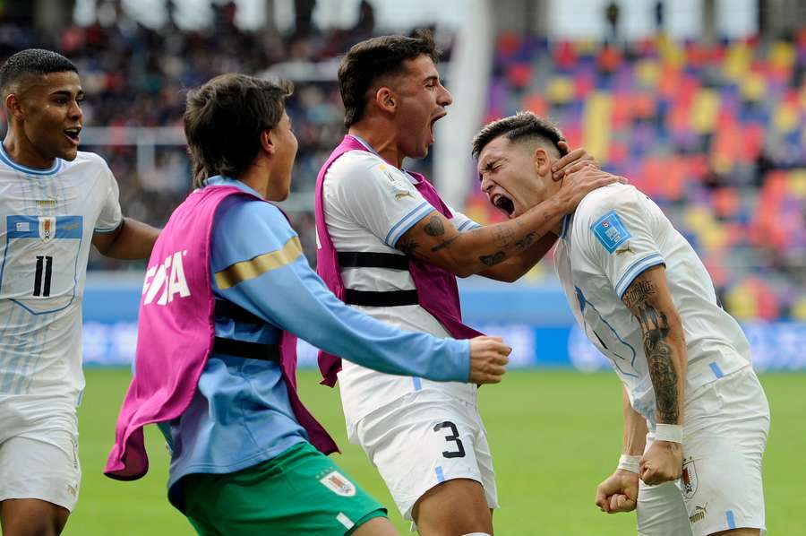 Los jugadores de Uruguay celebran con euforia