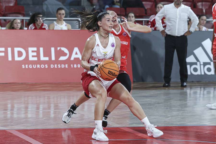 Joana Soeiro (com a bola) é uma das 16 jogadoras convocadas