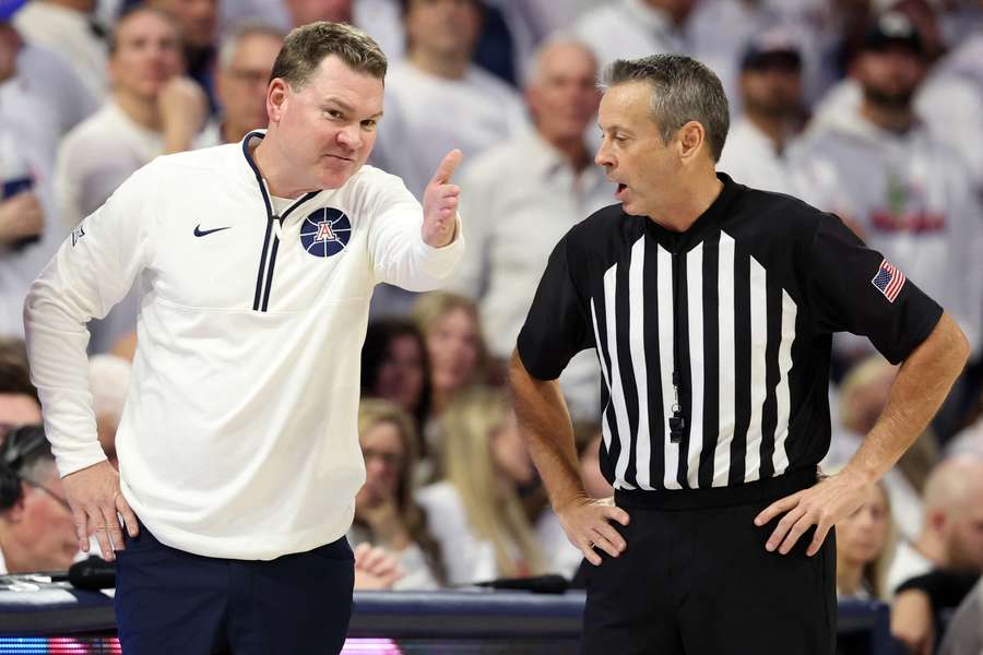 Arizona head coach Tommy Lloyd complaining to a ref in the middle of a game (2024)