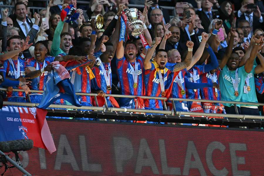 Jogadores do Crystal Palace erguem o título de campeão da Copa da Inglaterra