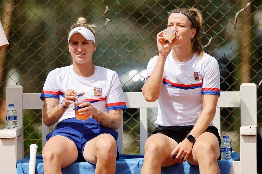 Markéta Vondroušová a Karolína Muchová na tréninku.