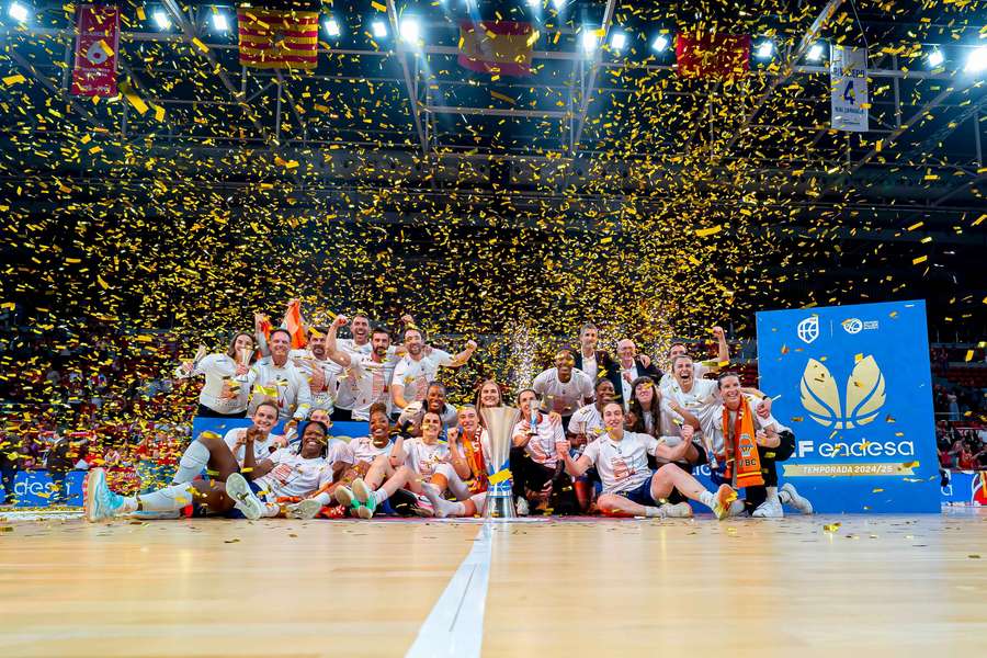 Tercera liga consecutiva del Valencia Basket tras ganar ante casi 11.000 espectadores
