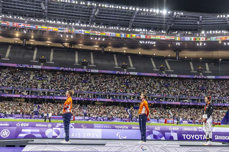 De huldiging na de finale van de 200 meter T64 tijdens de Paralympische Spelen in Parijs