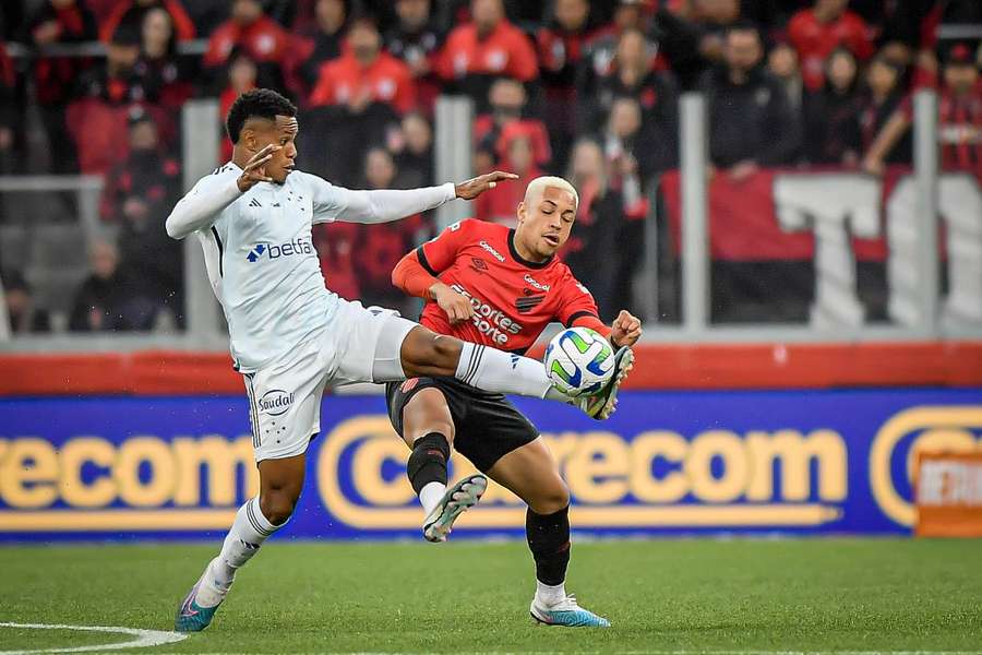 Athletico e Cruzeiro fizeram um jogo disputado e de muitas emoções em Curitiba