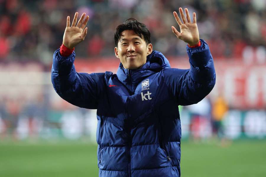 Son, en un partido de su selección