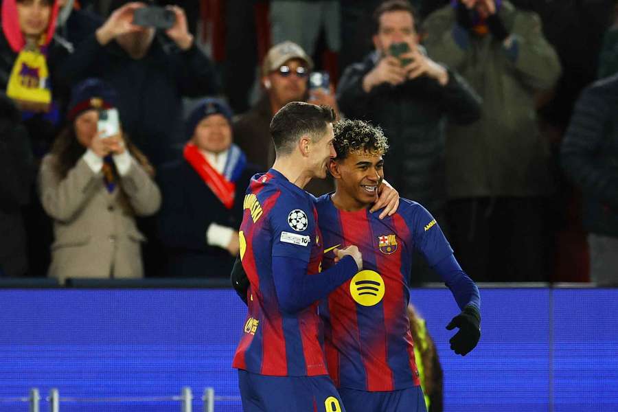 Lamine Yamal félicité par Robert Lewandowski