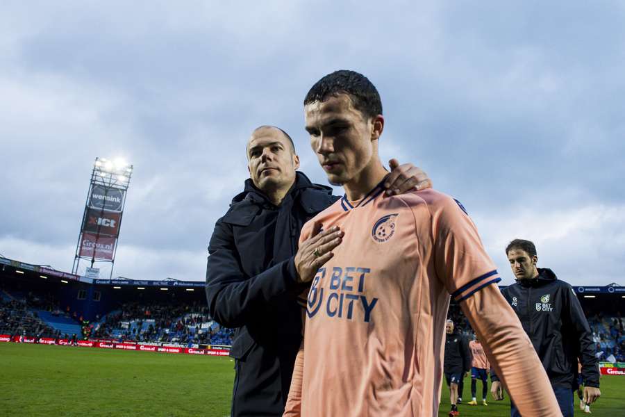 Trainer Danny Buijs (L) en Milan Robberechts na een wedstrijd eind 2023