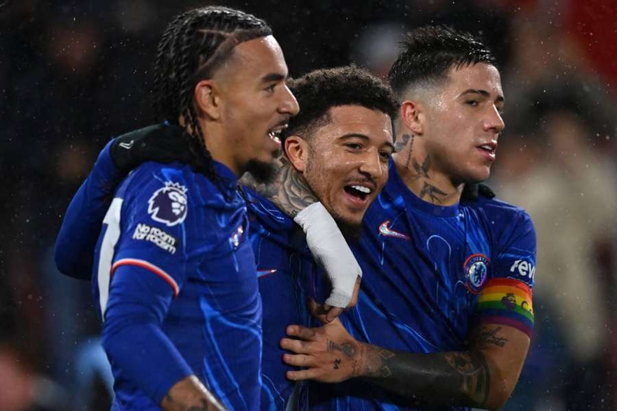 Jadon Sancho celebra el quinto gol de la noche para los Blues