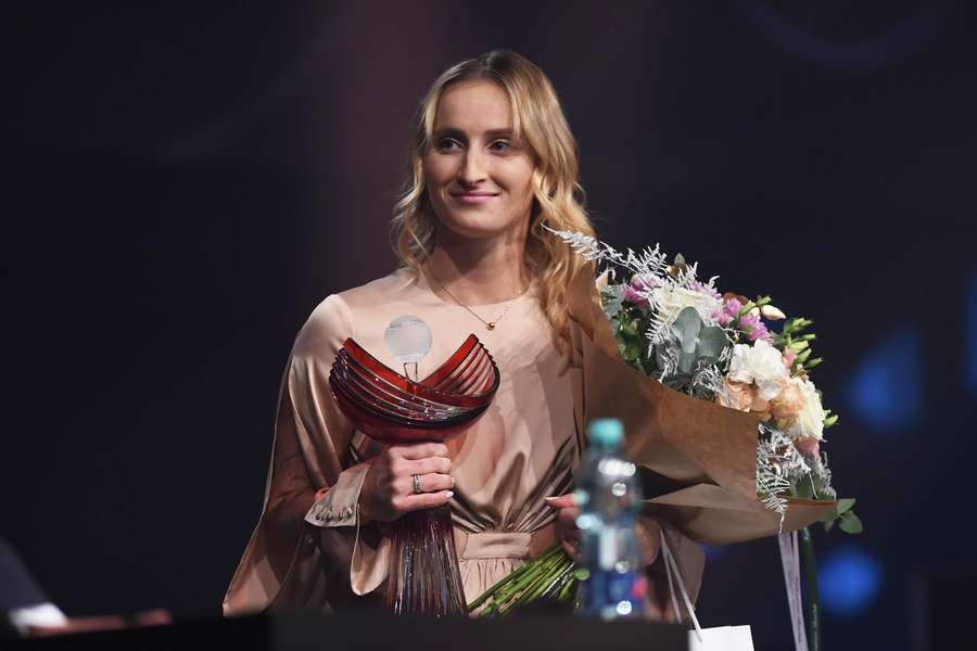 Markéta Vondroušová s trofejí za vítězství v anketě Zlatý kanár.