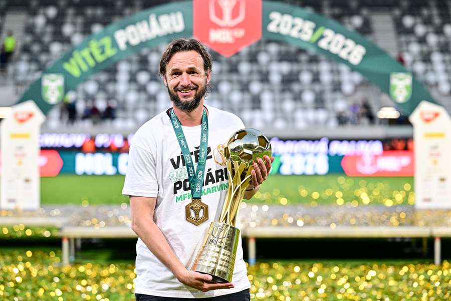 Marek Jarolím s trofejí pro vítěze MOL Cupu. Marek Jarolím s trofejí pro vítěze MOL Cupu.