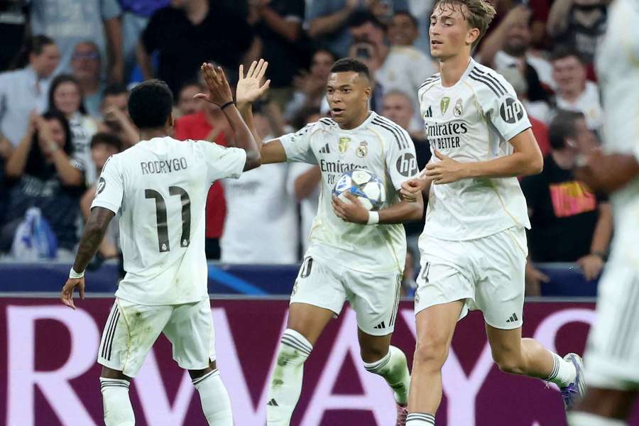 Avec un doublé de Mbappé sur pénalty, le Real Madrid, réduit à 10, éteint les rêves de l'OM