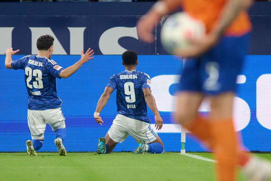 Moussa Sylla (r.) feiert das Tor des Tages auf Schalke