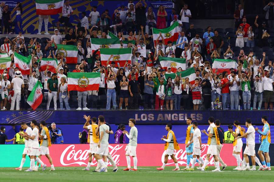 I calciatori dell'Iran salutano i propri tifosi alla fine della gara contro la Nuova Zelanda I calciatori dell'Iran salutano i propri tifosi alla fine della gara contro la Nuova Zelanda