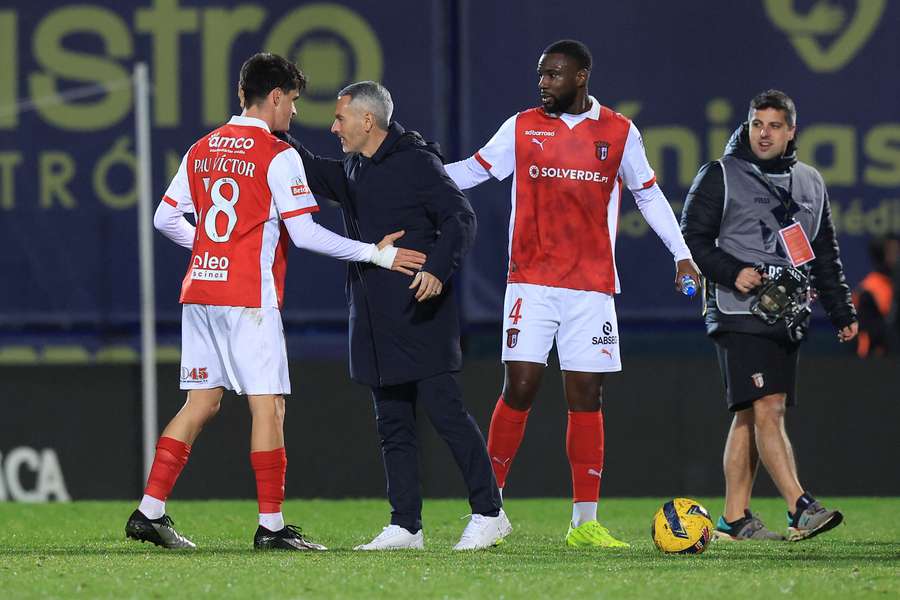 Carlos Vicens, treinador do SC Braga, com Pau Víctor