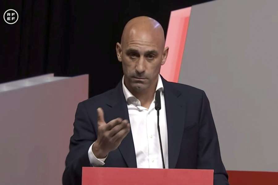 De voorzitter van de Spaanse voetbalbond Luis Rubiales weigert zijn functie neer te leggen