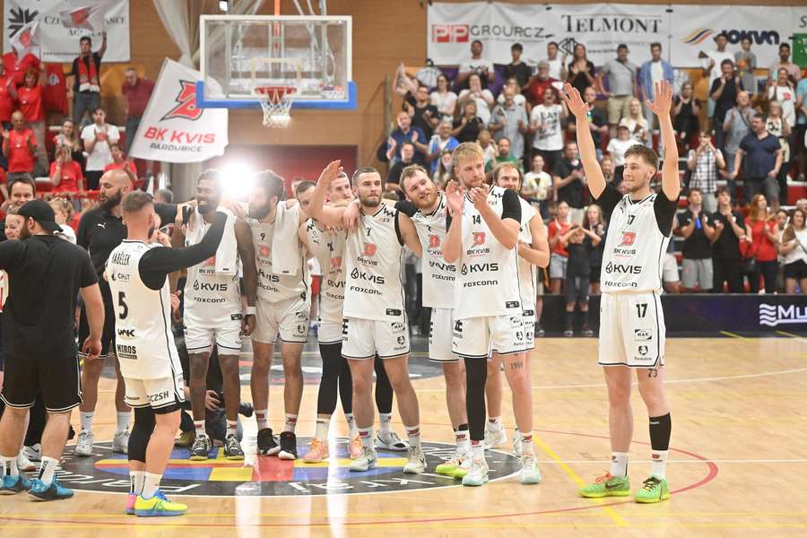 Basketbalisté Pardubic se radují z výhry nad Nymburkem. Basketbalisté Pardubic se radují z výhry nad Nymburkem.