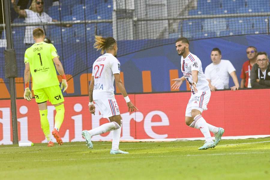 Lyon retrouve la victoire à Montpellier (2-1) avec Aouar et Lacazette en buteur.  