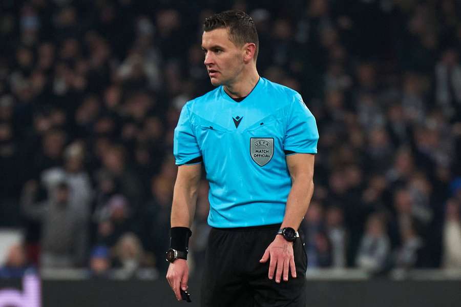 Nicholas Walsh, árbitro escocês de 35 anos Nicholas Walsh, árbitro escocês de 35 anos